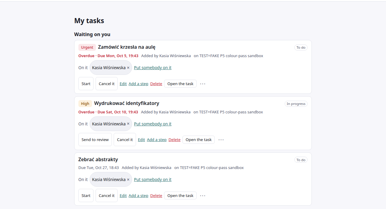 Zrzut ekranu „My tasks”, sekcja „Waiting on you”: trzy karty zadań z wydarzenia TEST=FAKE P5 colour-pass sandbox. Pierwsza, oznaczona Urgent, jest po terminie i ma stan To do; druga, oznaczona High, jest po terminie i w toku; trzecia ma późniejszy termin. Na każdej widać, kto się nią zajmuje, i przyciski Start albo Send to review, Cancel it, Edit, Add a step, Delete i Open the task.