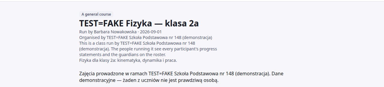 Zrzut ekranu górnej części strony klasy w demonstracyjnej szkole: tytuł „TEST=FAKE Fizyka — klasa 2a”, kto prowadzi, „Organised by” z nazwą demonstracyjnej szkoły i zdanie „This is a class run by … The people running it see every participant’s progress statements and the guardians on the roster.”